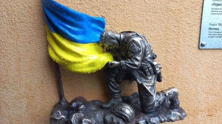 На Аскольдовій могилі встановили мініскульптуру, присвячену захисникам України - фото 1