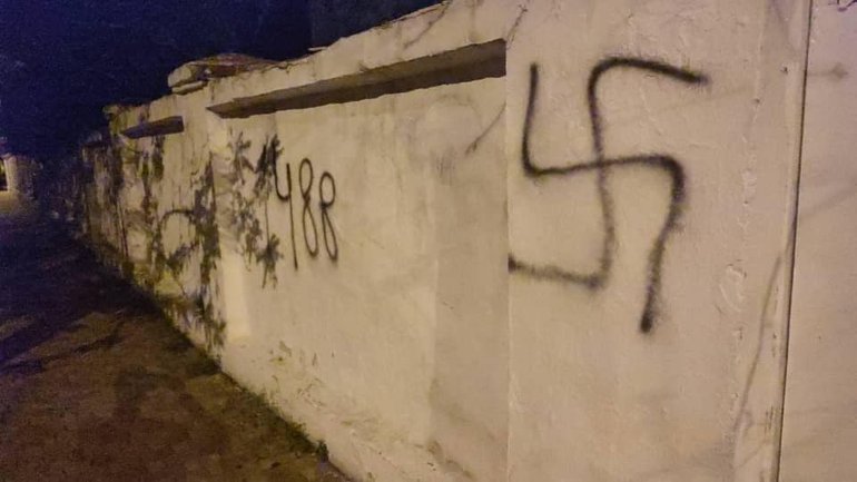 На стіні мечеті в Одесі намалювали свастику та неонацистський символ - фото 1
