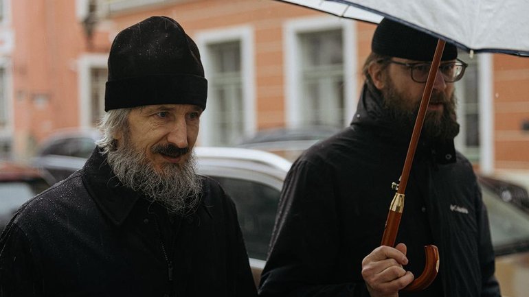 Єпископи Сергій (ліворуч) та Даніель ЕПЦ МП йдуть на бесіду в МВС 16 квітня 2024 року. Автор: Priit Mürk/ERR - фото 1