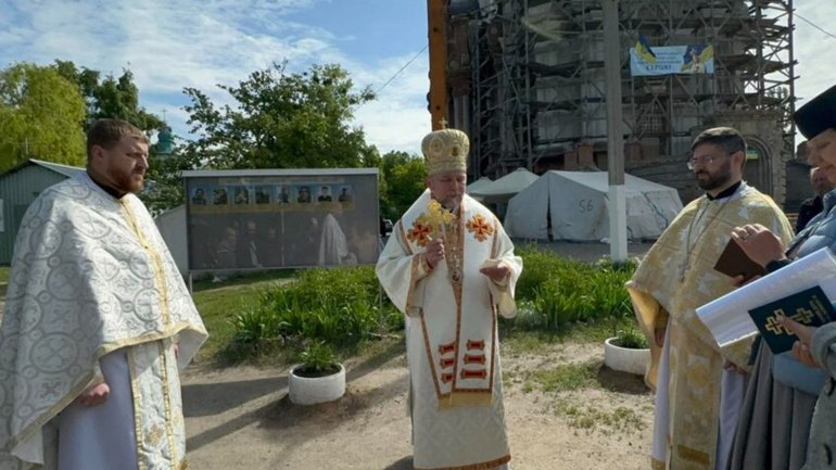 На подвір’ї катедрального собору УГКЦ в Харкові відкрили щит пам’яті загиблих захисників України - фото 1