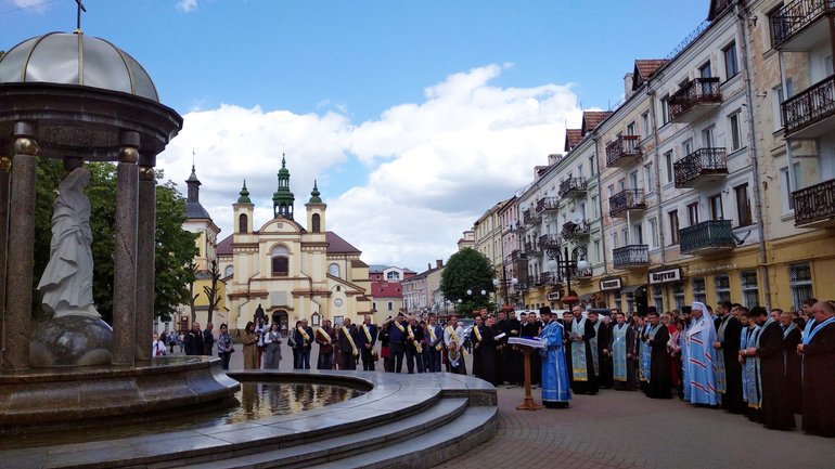 З нагоди Дня матері в Івано-Франківську відбулася загальноміська молитва на вервиці - фото 1