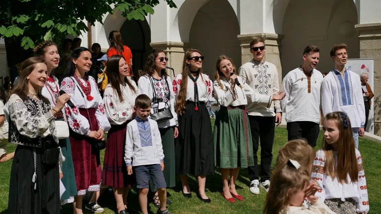 На «Великодніх гаївках» у Відні зібрали понад 12 тисяч євро на швидкі для України - фото 1