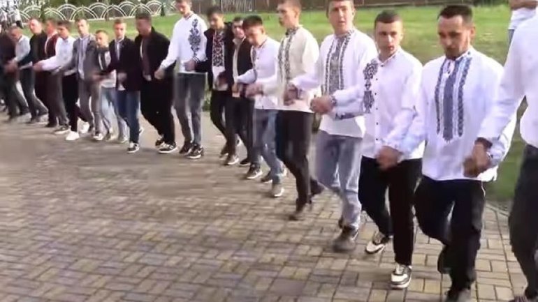 Новий рекорд України: на Прикарпатті 225 хлопців і чоловіків станцювали великодній «Сербен» - фото 1