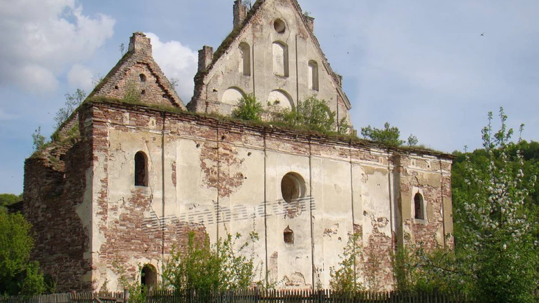 На Тернопільщині ПЦУ відновлюватиме руїни костелу та палацу ХVІІ-ХІХ століть - фото 1