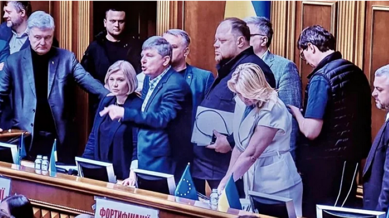 MPs block the rostrum of the Verkhovna Rada - фото 1