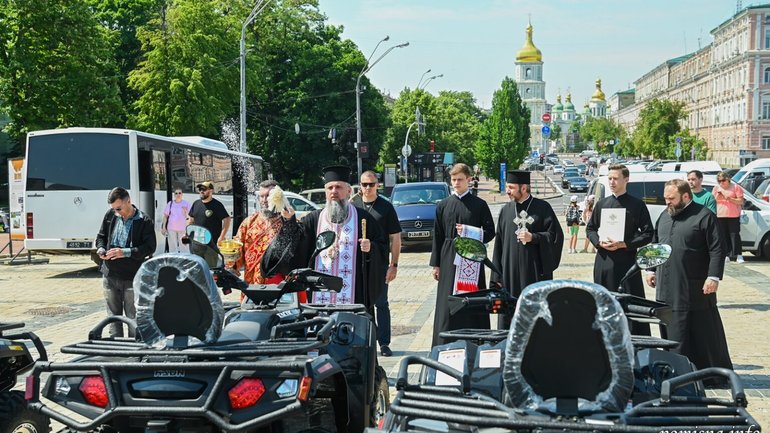 Митрополит Епіфаній освятив квадроцикли для евакуації поранених українських воїнів - фото 1