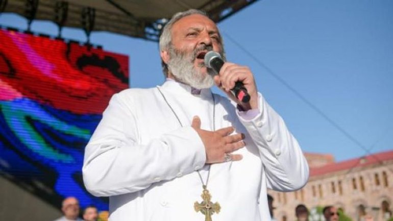 У Єревані протестувальники висунули архиєпископа Галстаняна на посаду прем'єра Вірменії - фото 1