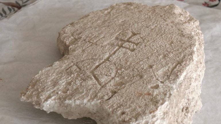 На Франківщині під час розкопок Галицького замку знайшли брилу з хрестами XII століття - фото 1