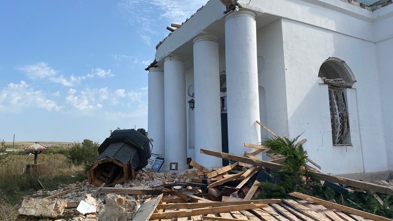 The St. George's Church damaged by Russian army shelling in the village of Oleksandro-Shultyne, Donetsk region.  - фото 1