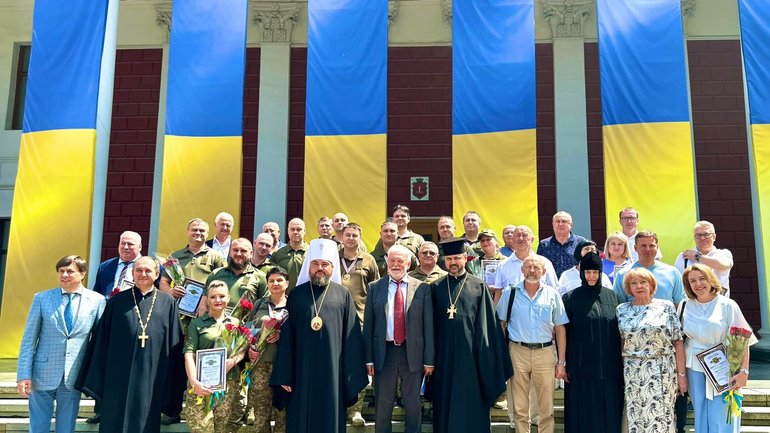 Настоятельці жіночого монастиря УПЦ МП довелося виправдовуватися за спільне фото з митрополитом ПЦУ - фото 1