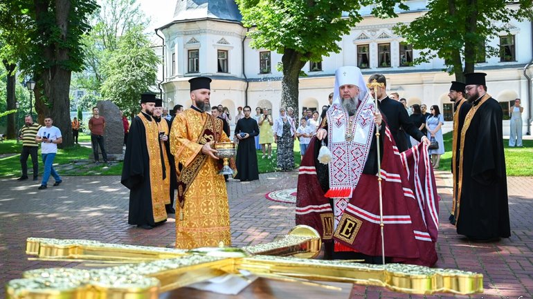 Предстоятель ПЦУ освятив центральний хрест на бані собору Святої Софії Київської - фото 1