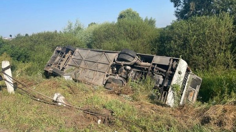 На Тернопільщині перекинувся автобус з паломниками, які їхали до Зарваниці - фото 1