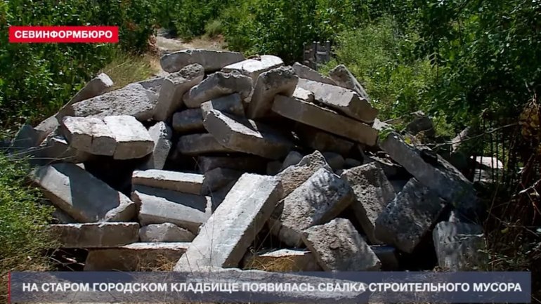 У Севастополі російські окупанти перетворюють старий цвинтар на звалище будівельних відходів - фото 1