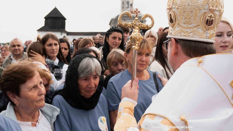 Глава УГКЦ зустрівся у Крилосі з родинами полеглих Героїв України та освятив 6 автівок для ЗСУ - фото 1