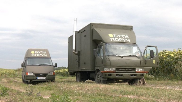 Капелани з Тернопільщини для військових зробили лазню і пральню на колесах - фото 1