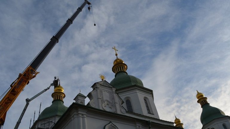 Хрест головного входу Софійського собору повернули на історичне місце - фото 1