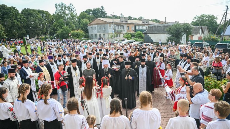 На Хмельниччині Предстоятель ПЦУ освятив дзвіницю та помолився за полеглих воїнів - фото 1