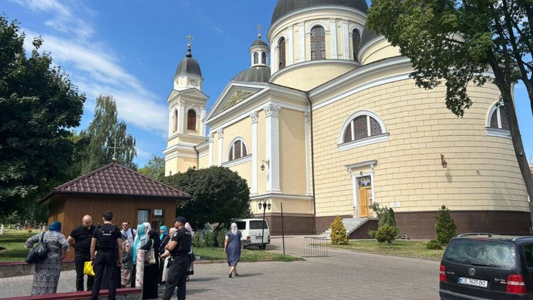 Священики та віряни УПЦ МП перешкоджають облаштуванню комунальної парковки у центрі Чернівців - фото 1