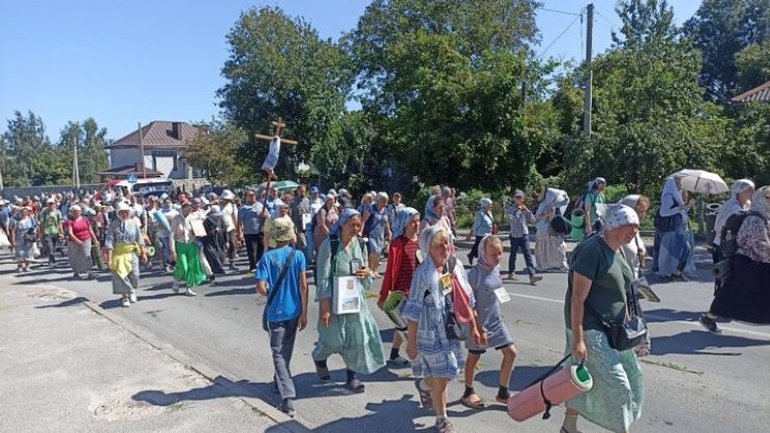 Несмотря на запреты, в Почаевскую лавру прибыли крестным ходом тысячи сторонников УПЦ МП - фото 1