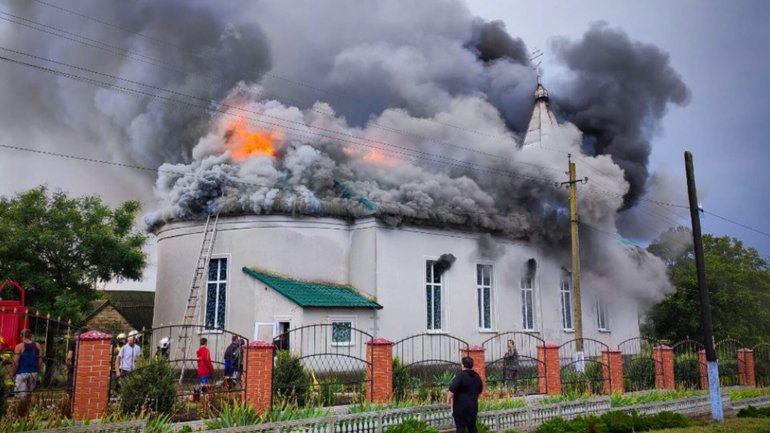 На Одещині від удару блискавки горіла церква - фото 1