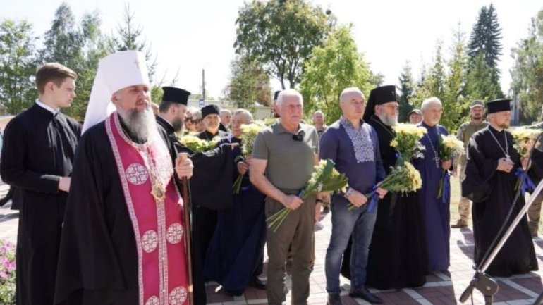 На Сумщині Митрополит Епіфаній вшанував пам’ять загиблих жителів Тростянця - фото 1