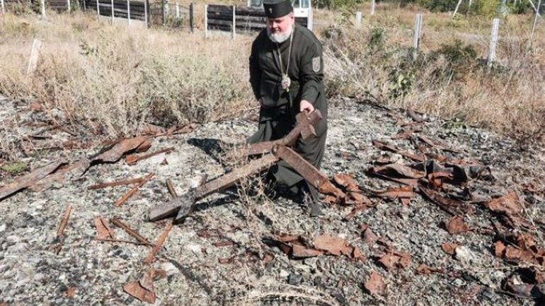 Архиєпископ Харківський ПЦУ віднайшов хрест на попелищі храму, який знищили окупанти - фото 1