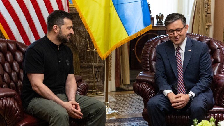 Ukrainian President Volodymyr Zelensky, left, meets with House Speaker Rep. Mike Johnson (R-La.) at the U.S. Capitol in Washington, D.C., on July 10. - фото 1