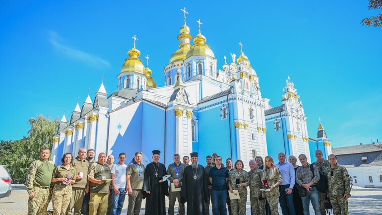 Митрополит Епіфаній відзначив представників ДФТГ «Легіон Оболонь» - фото 1