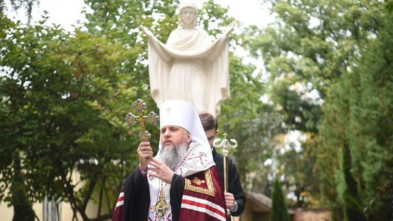 Предстоятель ПЦУ у Львові освятив скульптуру Божої Матері та зустрівся зі студентами - фото 1