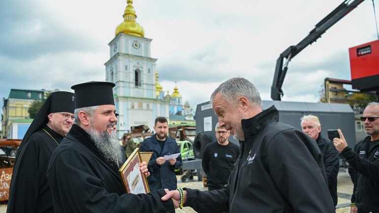 Предстоятель ПЦУ передав електрогенератори для лікарень Києва - фото 1