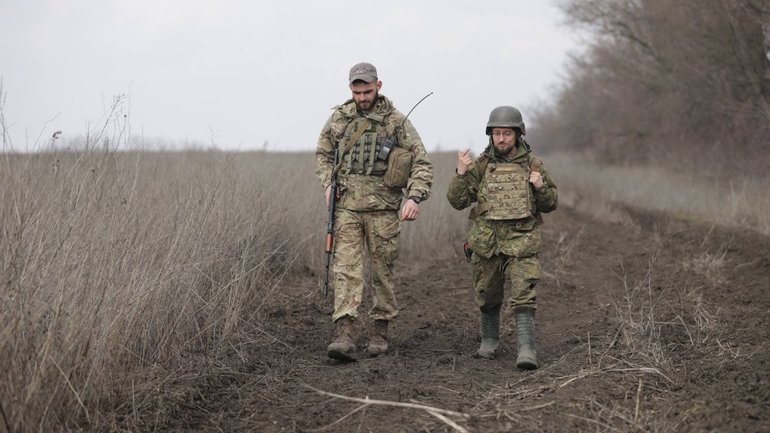 До речі, людина, що на фото є з лівого боку, Павло Сбитов, герой України, сьогодні мав би святкувати День народження… - фото 1