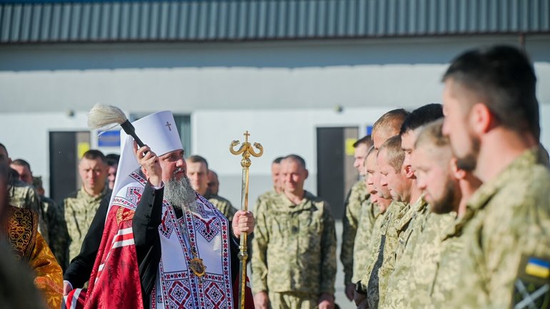 Предстоятель ПЦУ разом із військовослужбовцями помолився за перемогу України - фото 1