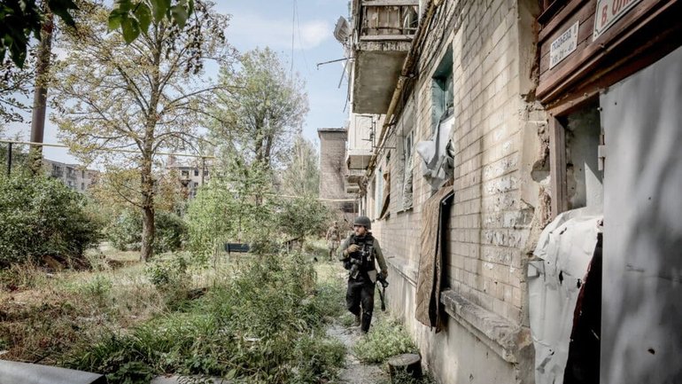 A journalist walks near residential buildings heavily damaged during a Russian military attack, amid Russia's attack on Ukraine, in the front-line town of Chasiv Yar Sept. 2, 2024. Lilia Kovalyk-Vasiuta, editor-in-chief of the Religious Information Service of Ukraine shared with OSV News Oct. 16 how she and her colleagues continue their mission of Catholic journalism, despite Russia's attacks, a ban by Russia and a lack of funding. - фото 1