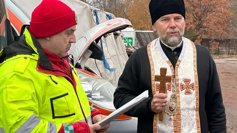 Екзарх Харківський УГКЦ освятив карети швидкої допомоги для медичного центру - фото 1