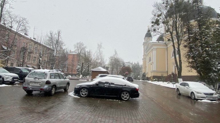 У Чернівцях прихильники УПЦ МП чотири місяці не дають облаштувати комунальну парковку - фото 1