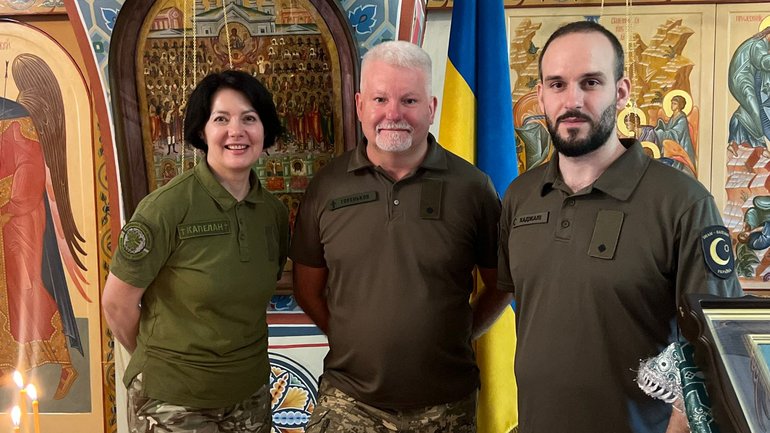 З волонтеркою-капеланкою київського центрального шпиталю Шурою Вятряжик та Імамом-капеланом медичних сил Мухамедом Алі - фото 1