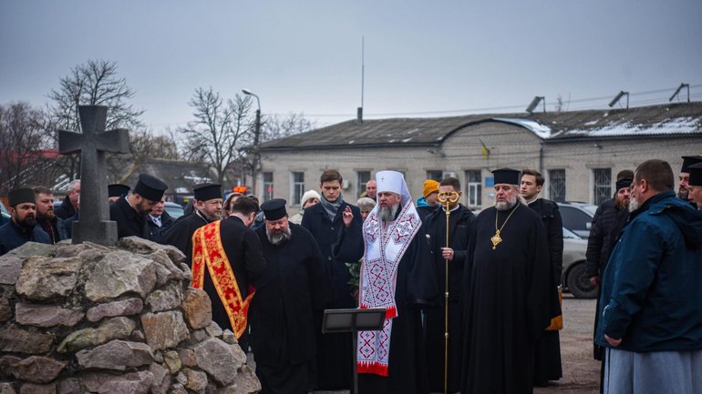 Очільник ПЦУ у Ніжині звершив літію за Тарасом Шевченком та відвідав волонтерський хаб - фото 1