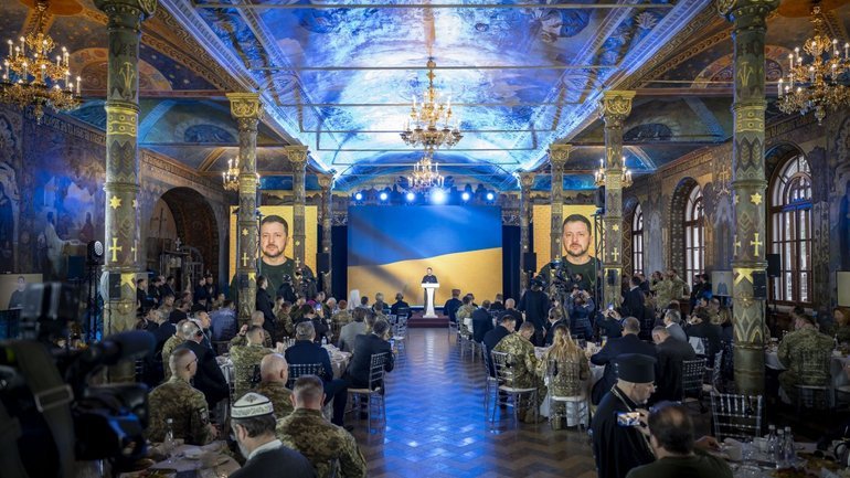 В УПЦ МП та ПЦУ обурилися, що військовий молитовний сніданок провели у Трапезному храмі лаври - фото 1