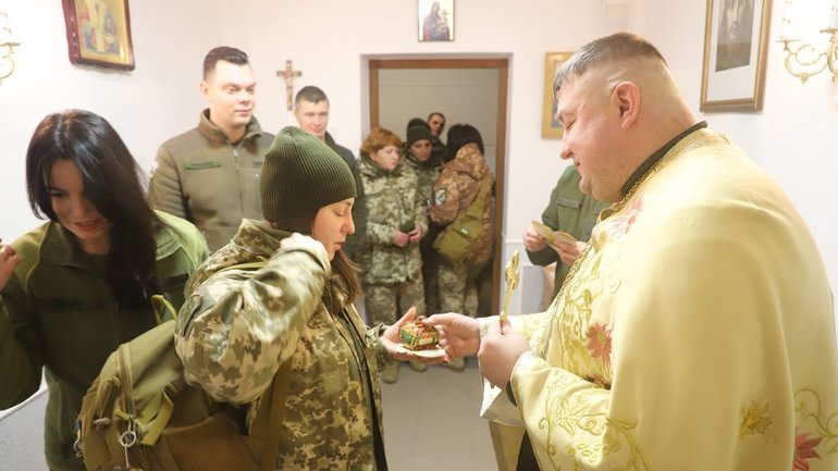 Отець Мар’ян передає військовим солодкі подарунки, які зібрали для них парафіяни.  - фото 1