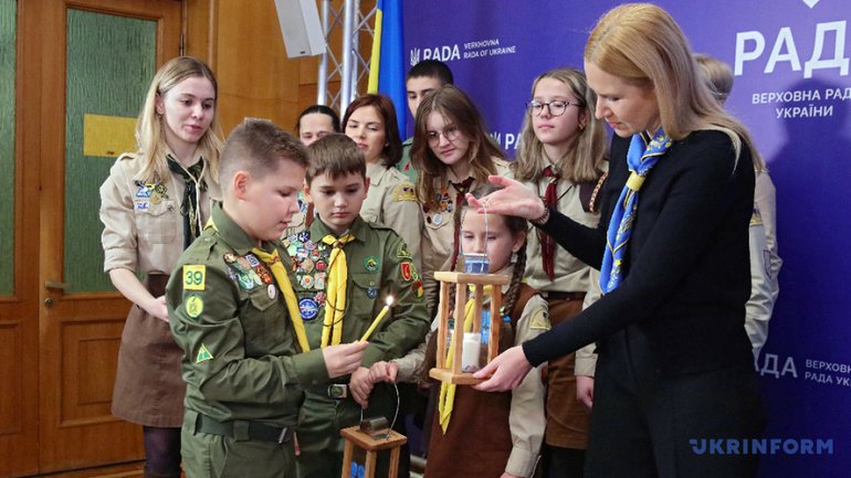 Пластуни передали Верховній Раді України Вифлеємський вогонь миру - фото 1