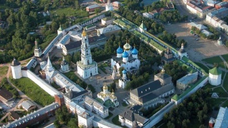 На Росії спалахнула пожежа в найбільшому православному монастирі - фото 1