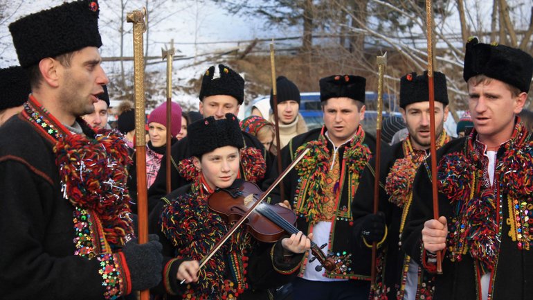 Колядницька партія. Село Криворівня, присілок Березово. Наймолодший музикант в районі Назар Білак.  - фото 1