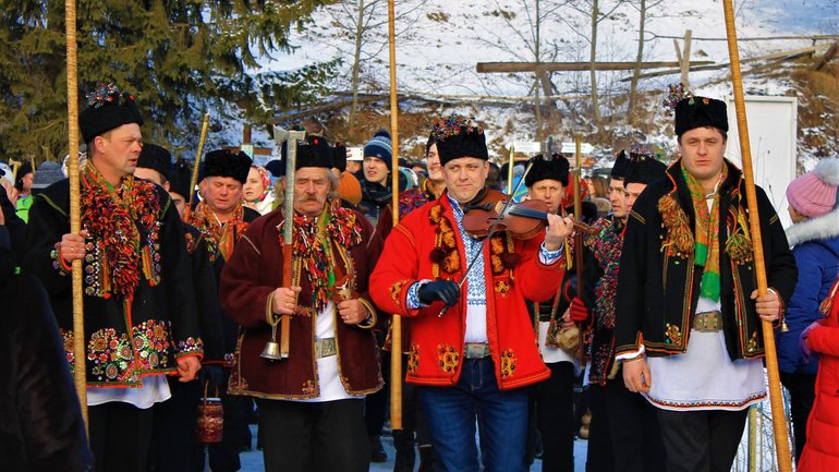 Коляда – то давна гуцульська молитва… Розмова про неперервну різдвяну традицію Криворівні, коляду і розплєси з Василем Зеленчуком - фото 1