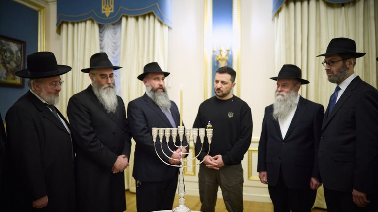 The President Lit Hanukkah Candles with Rabbis - фото 1