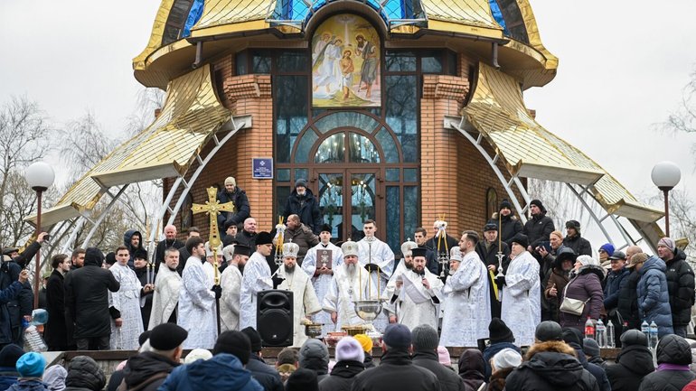 Митрополит Епіфаній звершив освячення дніпровських вод у столичному Гідропарку - фото 1