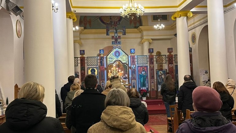 У Парижі відзначили День Соборності Літургією та живим ланцюгом - фото 1
