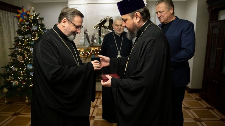 Митрополит ПЦУ передав Главі УГКЦ мощі святих Андрія Первозваного та князя Володимира - фото 1