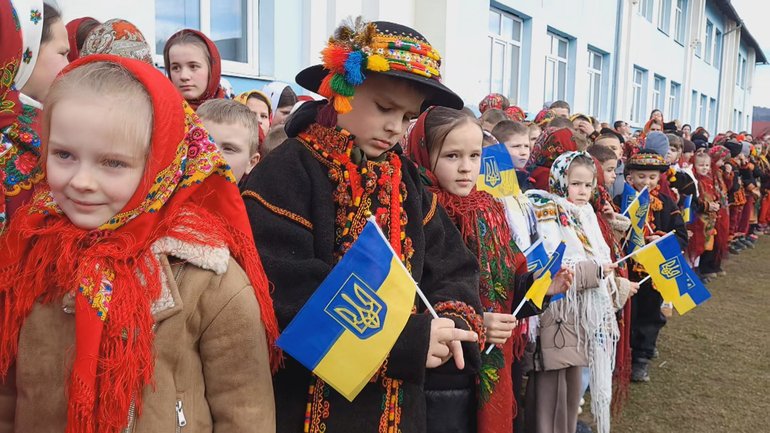 На Прикарпатті понад 500 дітей заспівали колядку і встановили рекорд України - фото 1