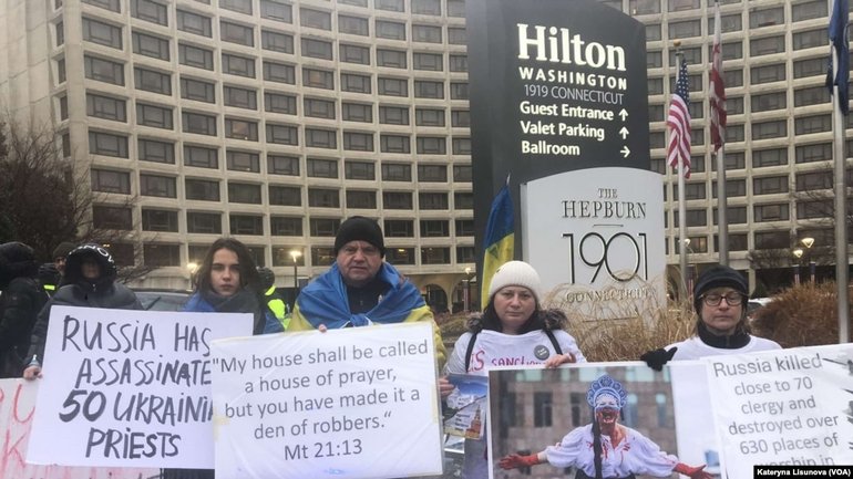 У Вашингтоні українські активісти протестували проти участі російських пасторів у Національному молитовному сніданку - фото 1