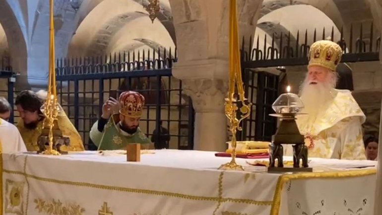 Богослужіння кліру УПЦ МП у крипті католицького собору в м. Барі, в якому нещодавно служив Митрополит Епіфаній, предстоятель ПЦУ - фото 1